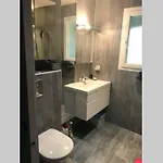 Villa Luxe Bord De Avec Piscine Et Grand Jardin *