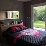 Luxe Bord De Avec Piscine Et Grand Jardin