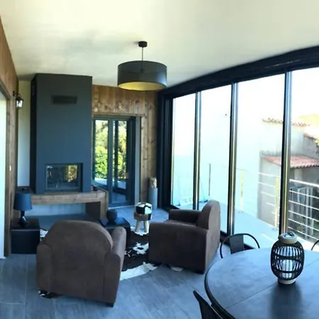 Luxe Bord De Avec Piscine Et Grand Jardin Villa