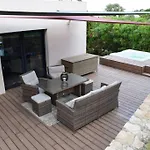 Villa Luxe Bord De Avec Piscine Et Grand Jardin