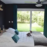 Villa Luxe Bord De Avec Piscine Et Grand Jardin