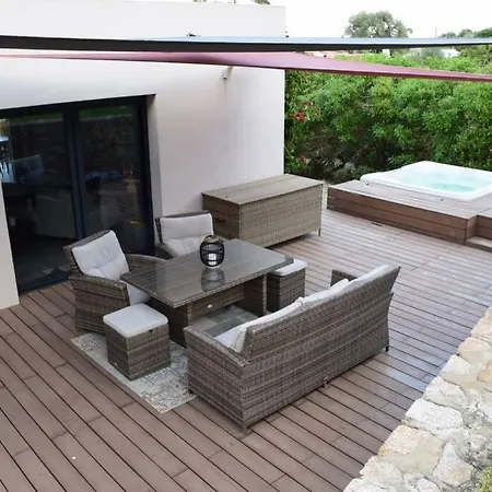 Willa Luxe Bord De Avec Piscine Et Grand Jardin