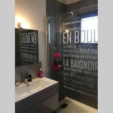 Luxe Bord De Avec Piscine Et Grand Jardin Villa