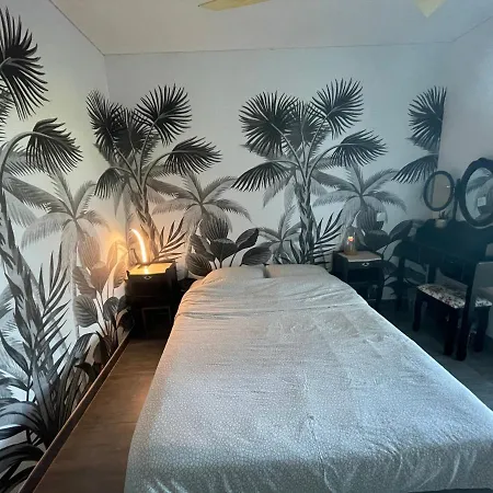 Villa Luxe Bord De Avec Piscine Et Grand Jardin