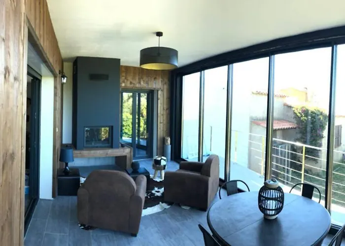 Luxe Bord De Avec Piscine Et Grand Jardin Villa