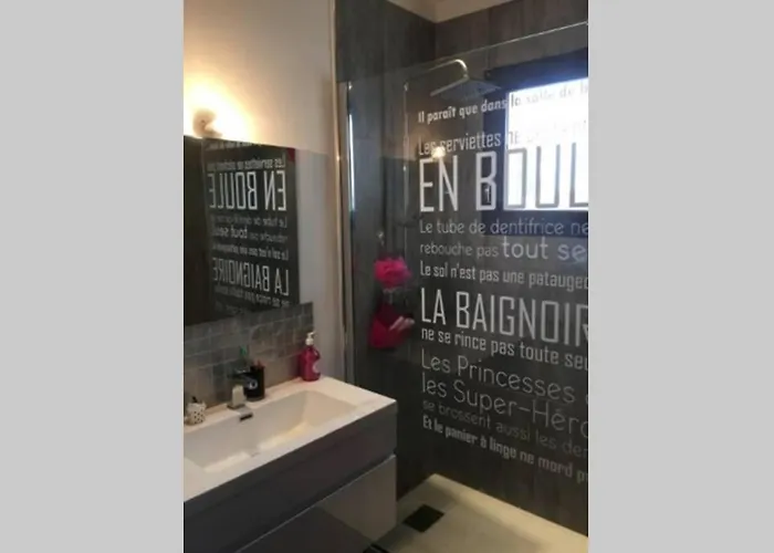 Luxe Bord De Avec Piscine Et Grand Jardin Villa