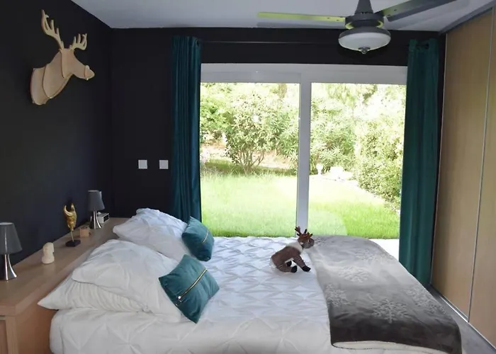 Villa Luxe Bord De Avec Piscine Et Grand Jardin