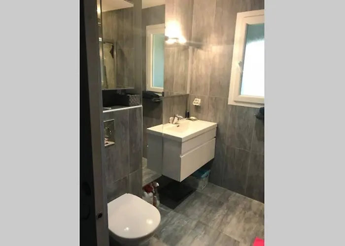 Villa Luxe Bord De Avec Piscine Et Grand Jardin *