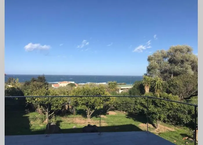 Luxe Bord De Avec Piscine Et Grand Jardin