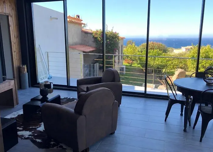 Luxe Bord De Avec Piscine Et Grand Jardin